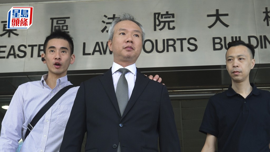 陳振哲(中間白髮者)被控兩項非禮罪提堂。資料圖片