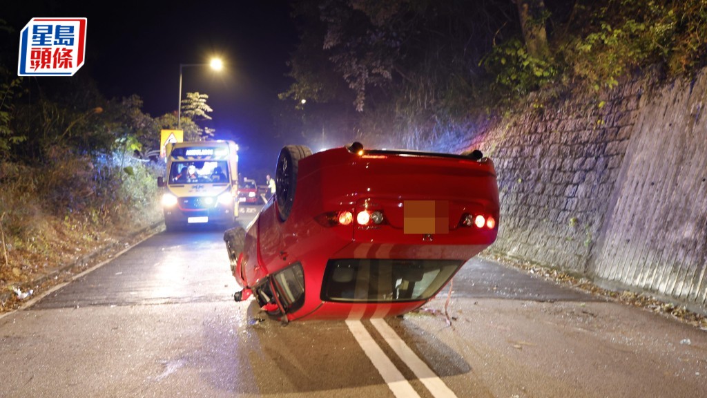 私家車反肚四輪朝天橫亙路中,車上兩人受傷。