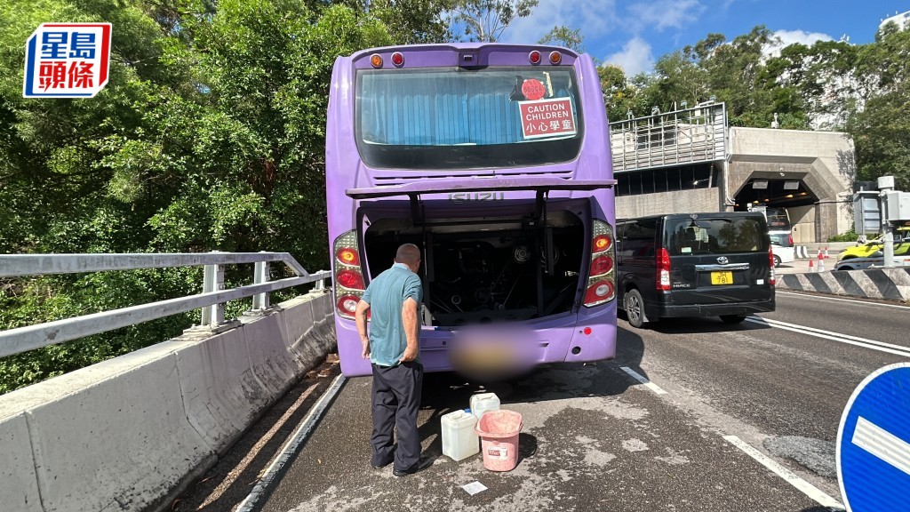 旅巴車尾冒煙。林思明攝