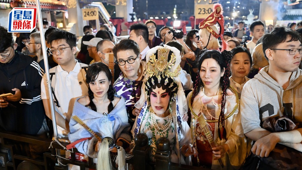 農曆新年︱善信湧黃大仙祠爭上頭炷香  黃夏蕙扮觀音搶先借庫冀人人「馬上有錢」