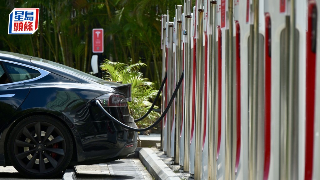 截至2025年3月,香港已有近10萬個停車位備有充電的基礎設施。資料圖片