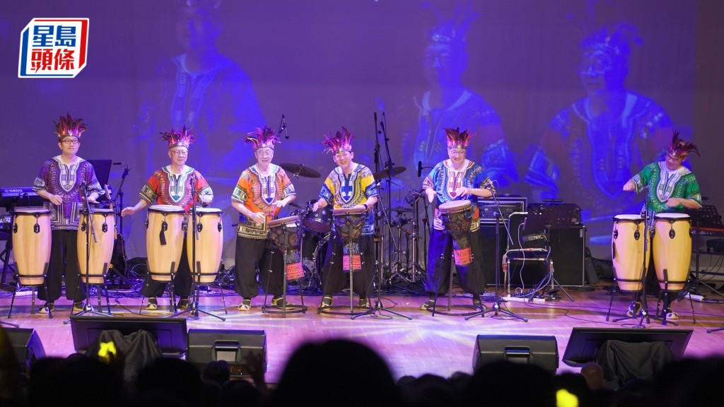 音樂會顧問委員會聯席主席潘燊昌（左四）、何順文校長（右三）、音樂會顧問委員會委員鍾志平（左三）等表演嶄新鼓樂，將現場氣氛推上高峰。恒大提供