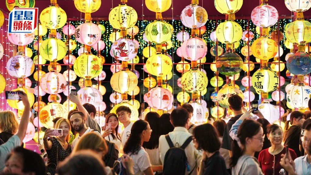 今年維園首度舉辦「國際中秋綵燈匯」，在旅發局推動下大受歡迎。資料圖片
