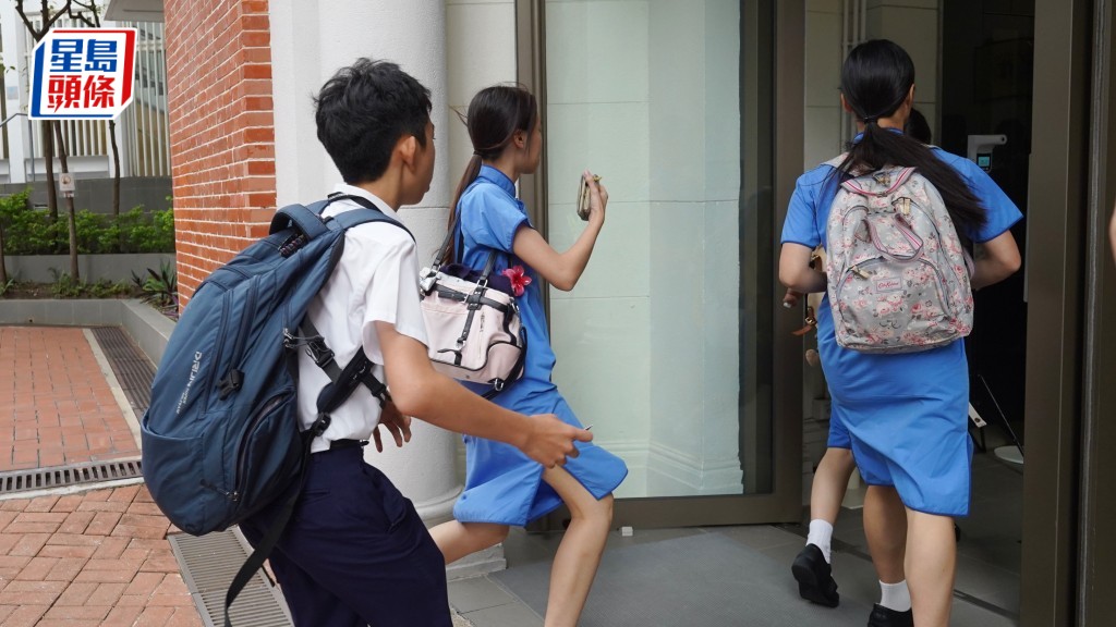 開學日︱運輸署提醒學生預早出門、過馬路勿睇手機 籲避免駕車前往學校區