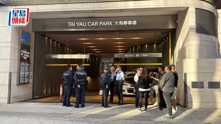 灣仔一停車場發生泊車糾紛，有車出閘時無電，再次驚動警員到場處理。梁國峰攝