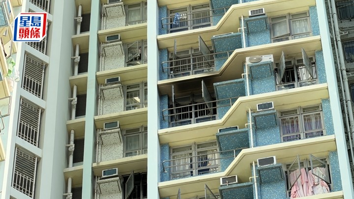 涉事單位窗戶熏黑。梁國峰攝