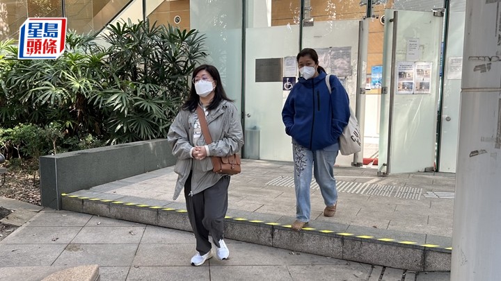 死者的兩名女家屬認屍後離去。蔡楚輝攝