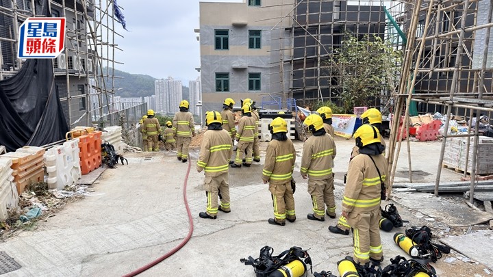 工地有竹棚起火，消防員將火救熄。梁國峰攝