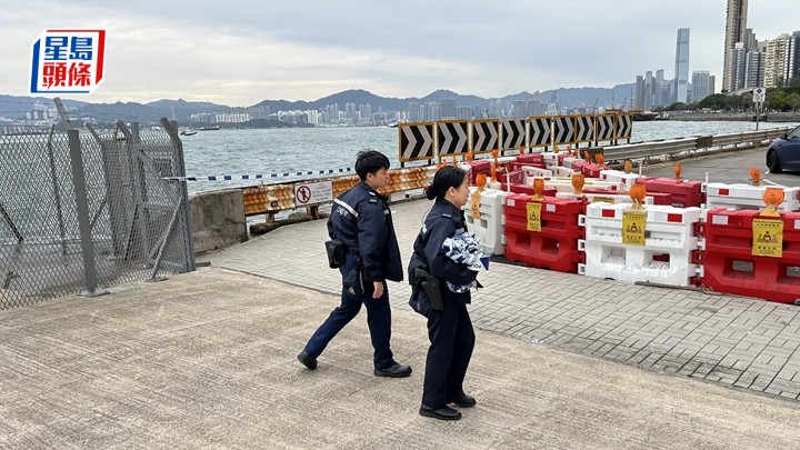 堅尼地城女子墮海，警員在場調查。蔡楚輝攝