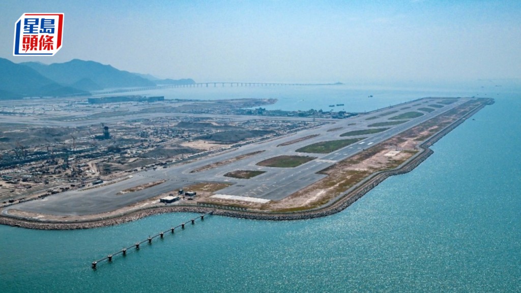 林天福表示，機場三跑有助颱風後航班復常。資料圖片