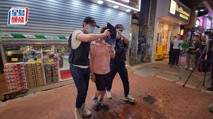 海關人員帶走涉案男店員。黃文威攝