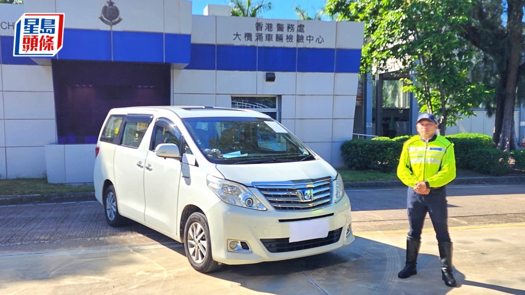 新界北總區交通部打擊非法載客取酬截獲2部白牌車。黃文威攝