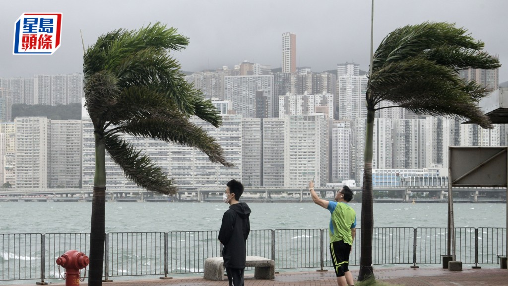 天文台預計明天最低氣溫為24度，吹東至東南風5級，離岸及高地達7級。資料圖片