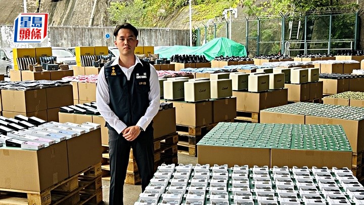 海關展示檢獲的懷疑冒牌貨品。蔡楚輝攝