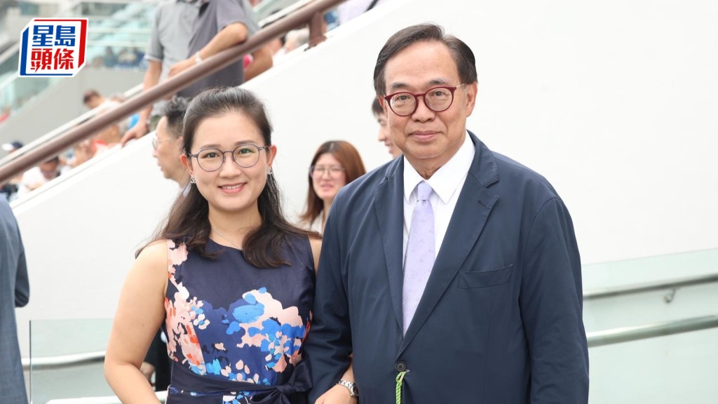 盧偉國偕未婚妻余仲欣現身沙田馬場 恩愛放閃與馬圈淵源深厚｜Kelly Online