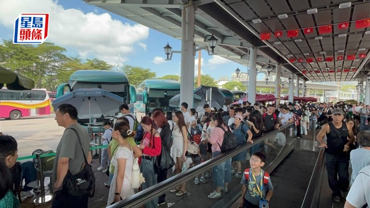 大批內地客經深圳灣口岸來港旅遊。楊偉亨攝