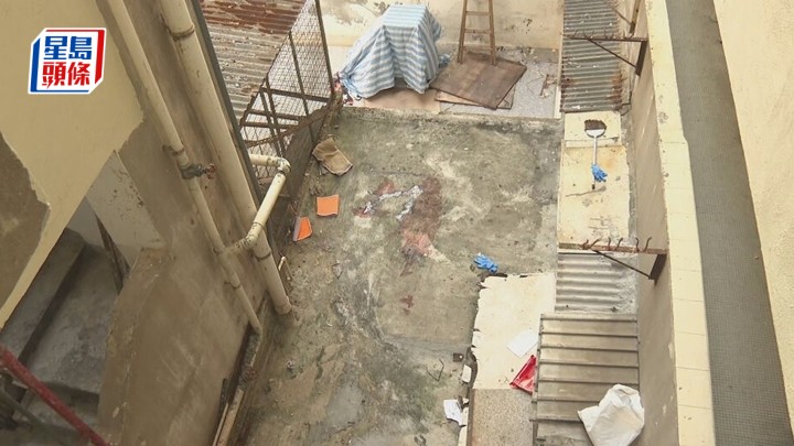 平台上遺下血迹。林思明攝