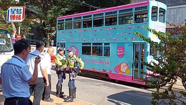 一輛電車在筲箕灣東大街失控出軌。