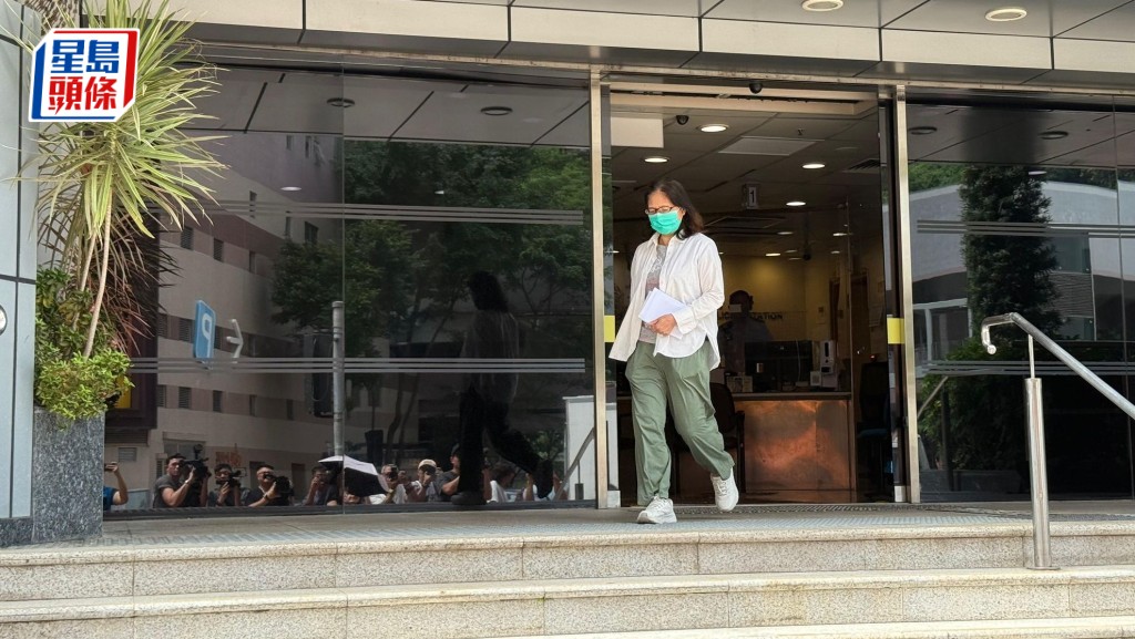 侯中宇母親步出警署。 