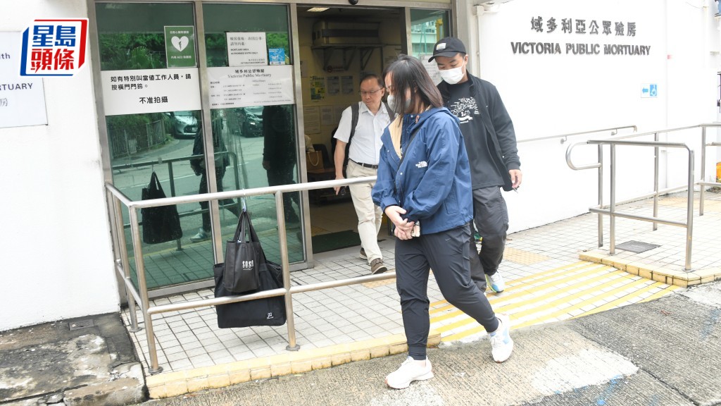 三名家屬認屍後離開殮房。楊偉亨攝