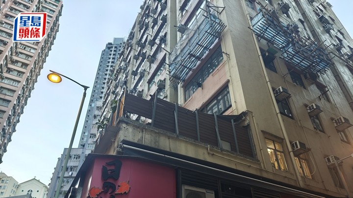 屈地大廈七旬婦墮樓亡。黎志偉攝