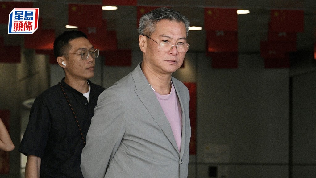 被告霍萬松(灰色外套)否認沒有遵守規定罪受審。陳浩元攝