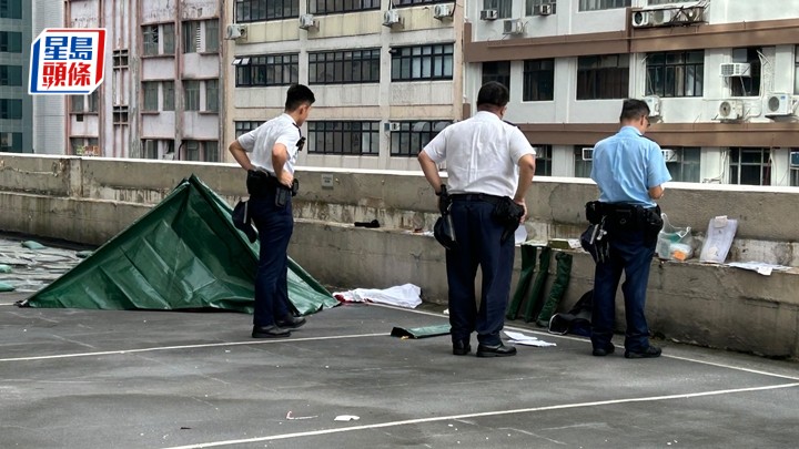 男子伏屍停車場內，警員在場調查。蔡楚輝攝