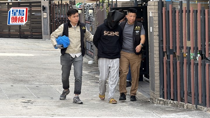 疑犯被押返元朗蝦尾新村村屋搜證。梁國峰攝