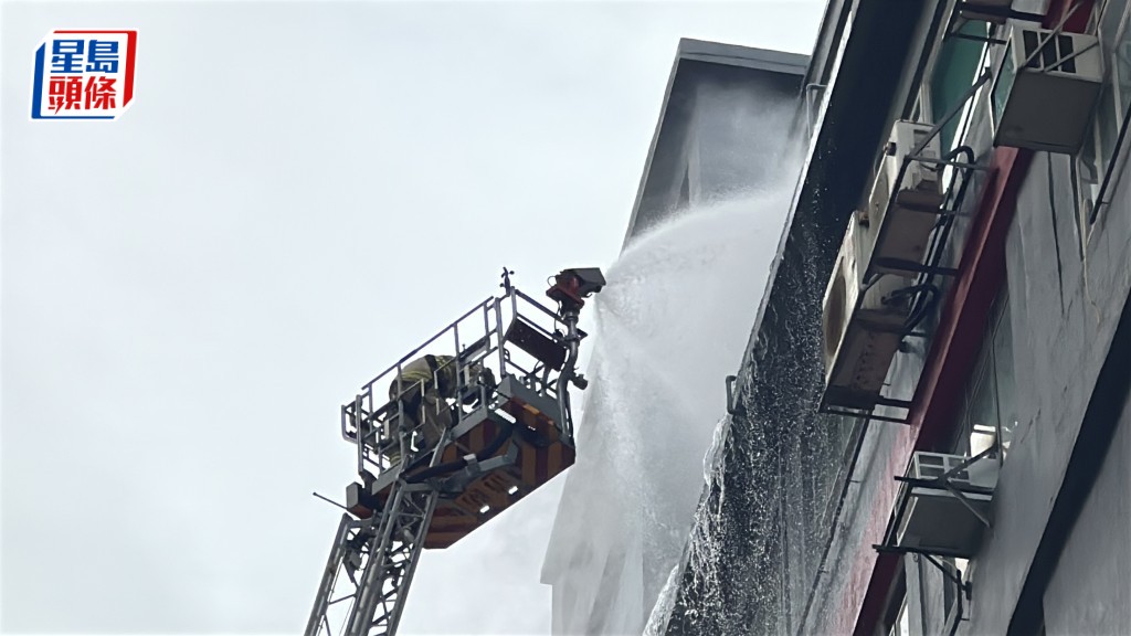 消防射水救熄火警。劉漢權攝