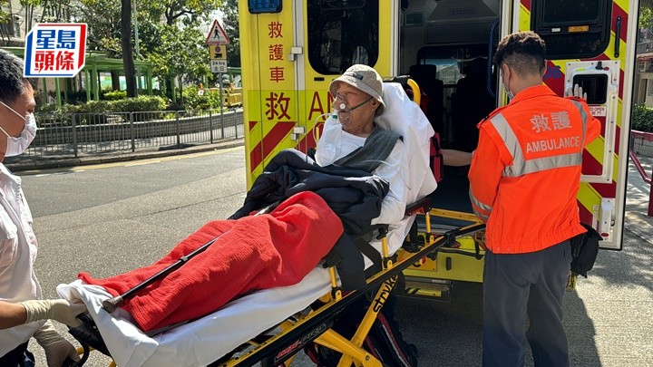 老翁獲救後送院治理。梁國峰攝