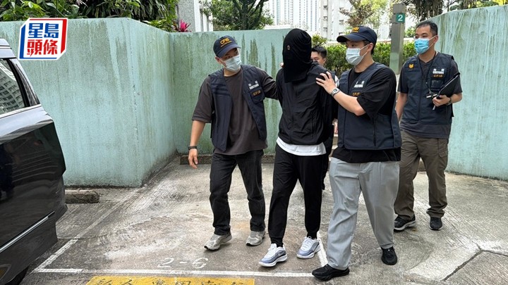 海關在馬鞍山富安花園拘捕一名男子。梁國峰攝