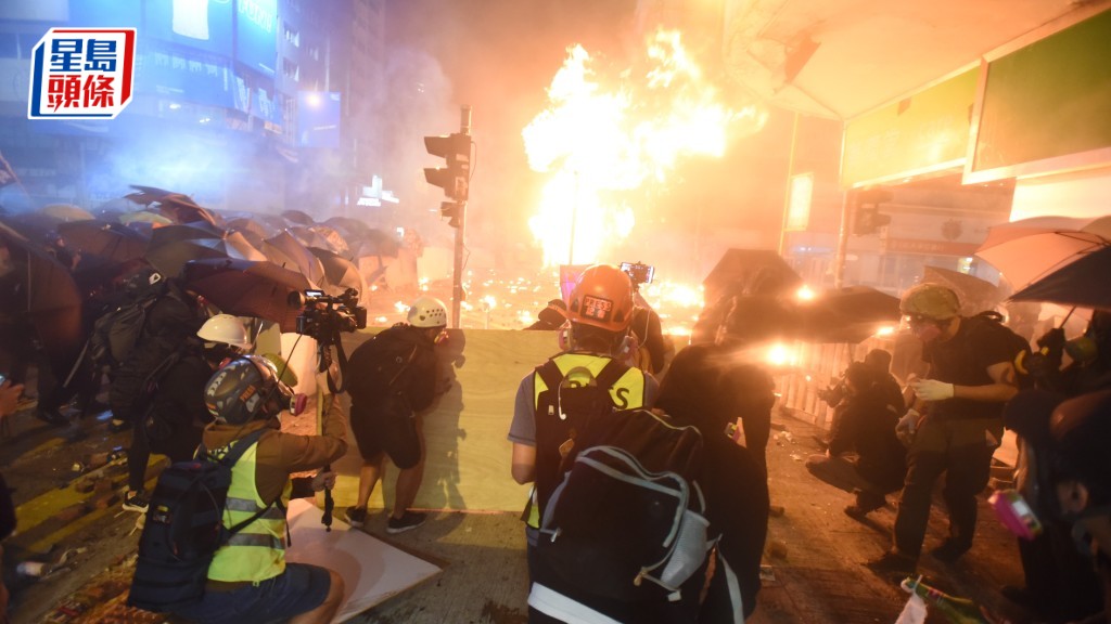 2019年11月理大示威衝突事件中,防暴警出動,附近多處地方遭示威者擲汽油彈。資料圖片