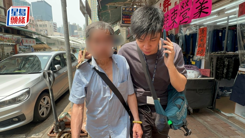 報稱失去值7萬元金手鏈的男子被警員帶署調查。梁國峰攝