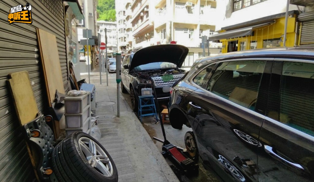 車房霸佔咪錶位維修汽車的情況十分常見。 車房霸佔咪錶位維修汽車的情況十分常見。