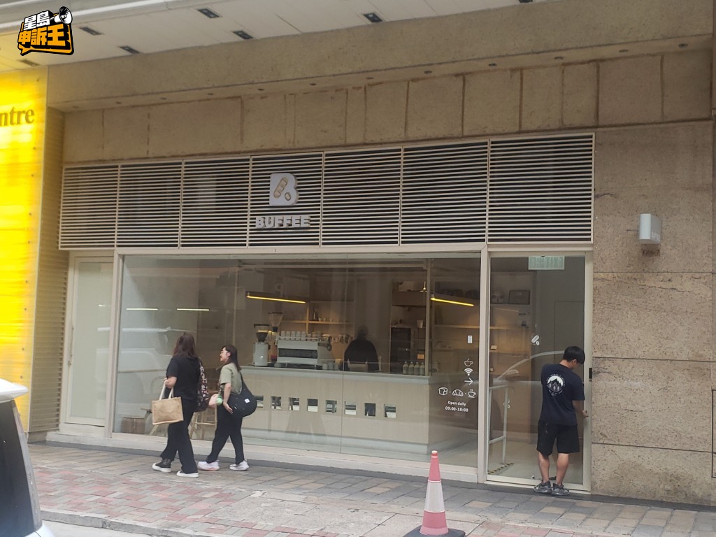 Jessica稱Cafe生意很差,已拖欠供應商70萬貨款,所以要結業。 Jessica稱Cafe生意很差,已拖欠供應商70萬貨款,所以要結業。