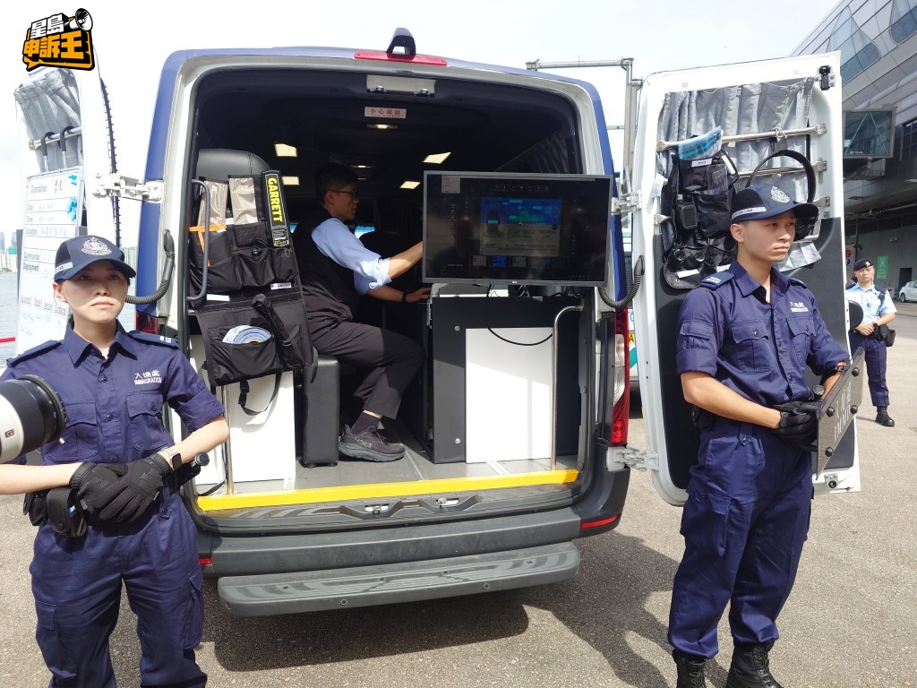 入境處派出流動鑑證戰術車，即場檢驗旅客證件。