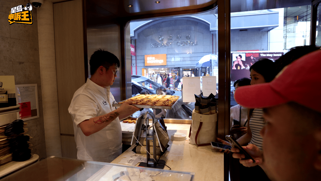 葡萄牙過江龍店葡撻店一開張便大受歡迎,吸引不少人排隊光顧,日賣高達數千個葡撻。 葡萄牙過江龍店葡撻店一開張便大受歡迎,吸引不少人排隊光顧,日賣高達數千個葡撻。