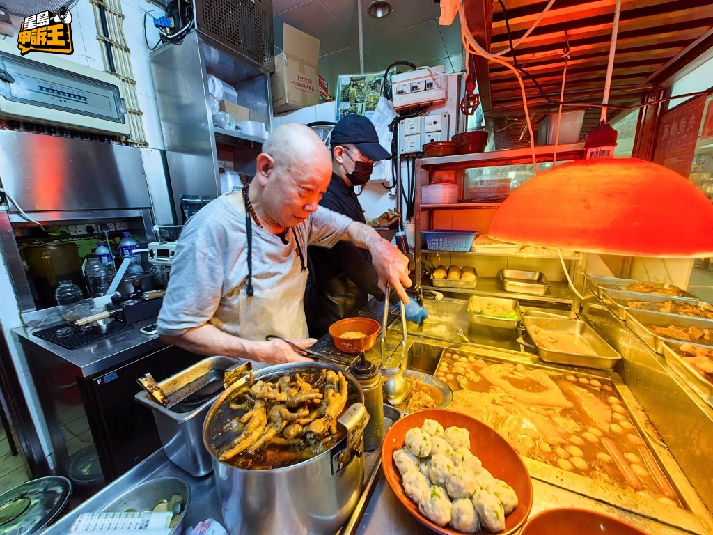 店主麥先生七十年代起在屠房宰牛,收工後便挑選新鮮的牛內臟用來開檔賣牛雜,真真正正「自己劏牛自己賣」數十年。 店主麥先生七十年代起在屠房宰牛,收工後便挑選新鮮的牛內臟用來開檔賣牛雜,真真正正「自己劏牛自己賣」數十年。