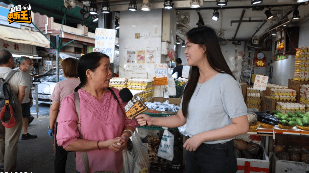 市民葉小姐則說:「內地雞蛋遠超這個價,全港這裡最划算,一盒等於別處兩盒,內地也要二十多元。」 市民葉小姐則說:「內地雞蛋遠超這個價,全港這裡最划算,一盒等於別處兩盒,內地也要二十多元。」