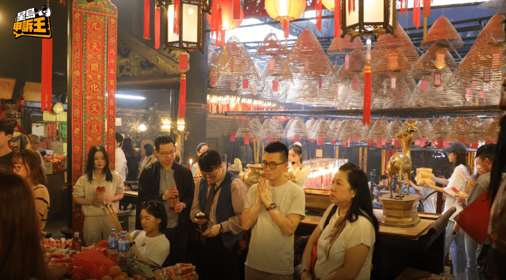 不少外國人亦慕名前來文武廟參拜。 不少外國人亦慕名前來文武廟參拜。
