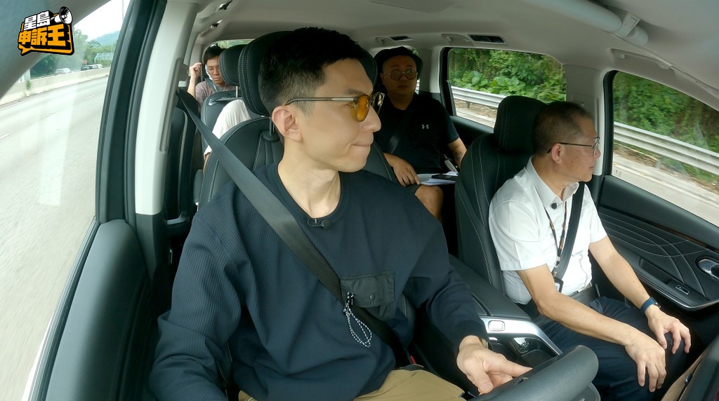 公路車速較快,所以每次轉線也務必做足整套安全程序,包括望倒後鏡、打燈、扭頭觀察盲點,合適機會才好去做轉線動作。 公路車速較快,所以每次轉線也務必做足整套安全程序,包括望倒後鏡、打燈、扭頭觀察盲點,合適機會才好去做轉線動作。