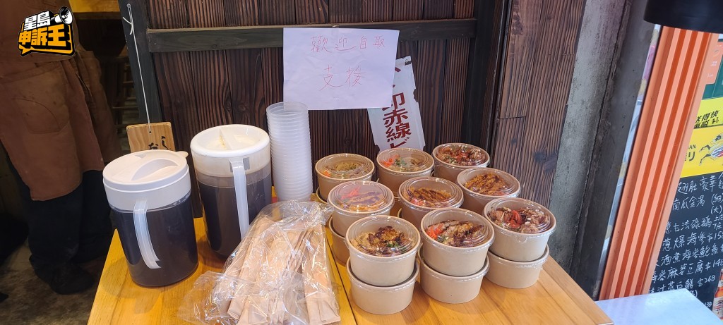 現場擺放了救援食物。 現場擺放了救援食物。