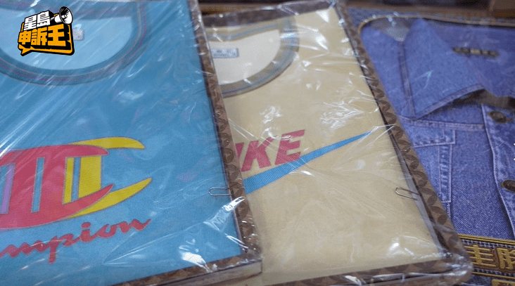 在紙紮品中，有很多年輕人平常會穿的服裝。