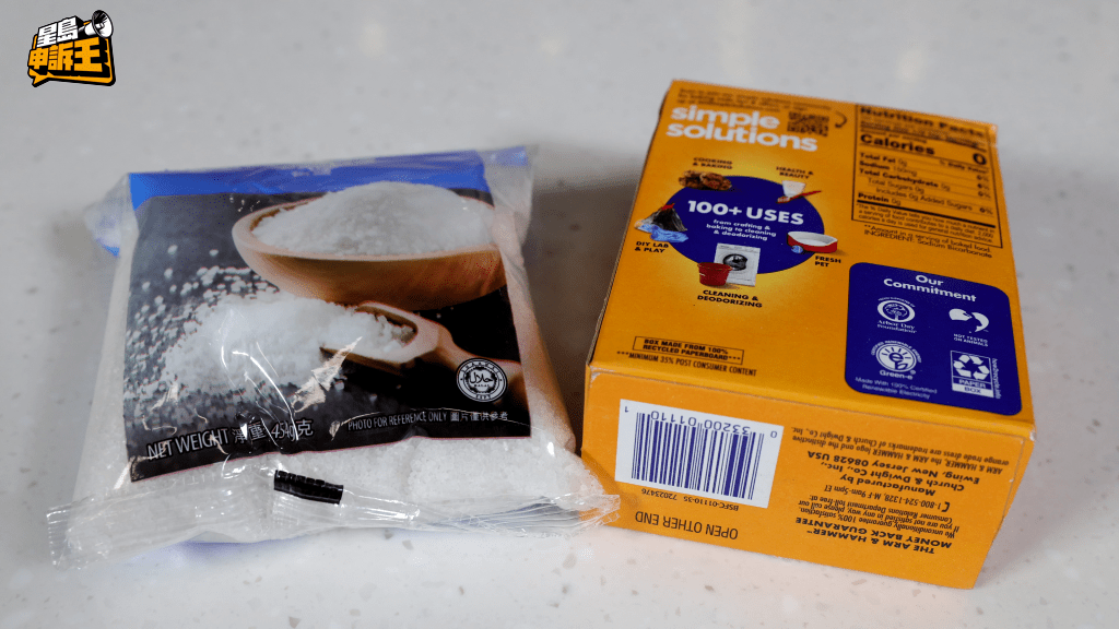 很多人都會用鹽或梳打粉加入水中浸藍莓，但其實鹽水密度較高，反會逼使水果內的水份和營養素流出，並將農藥滲入。