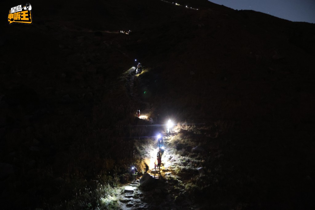 落山時，大家需要開著電筒和手機燈光照明。