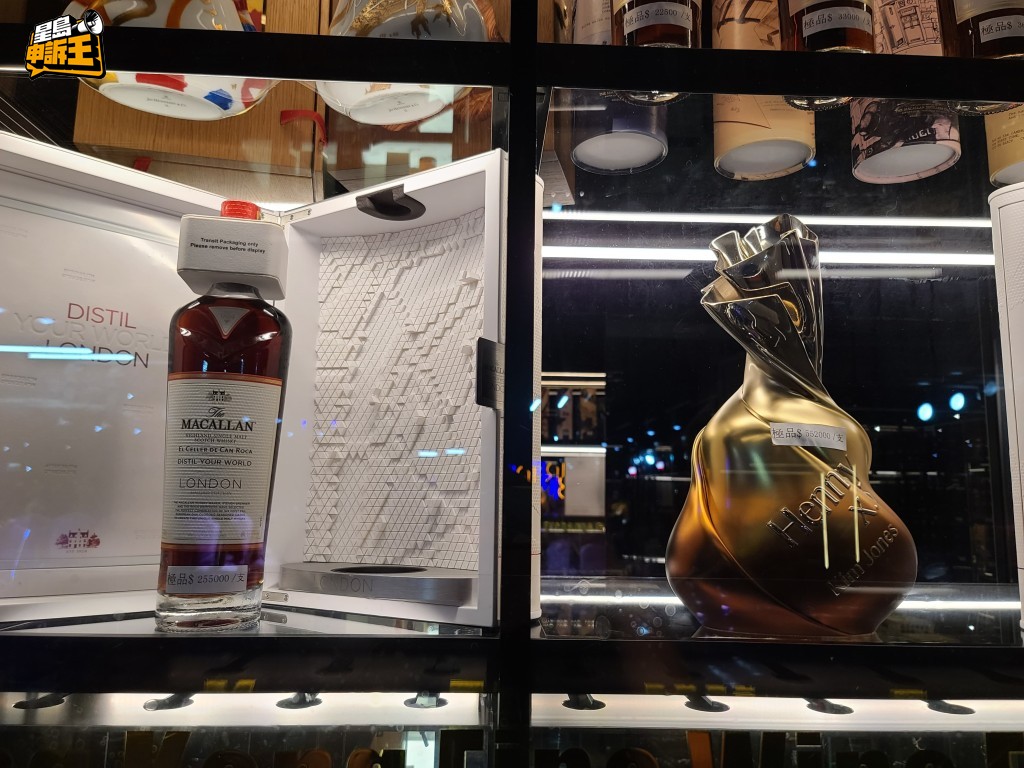 場內的名貴佳釀，價錢由25萬至到55萬不等。