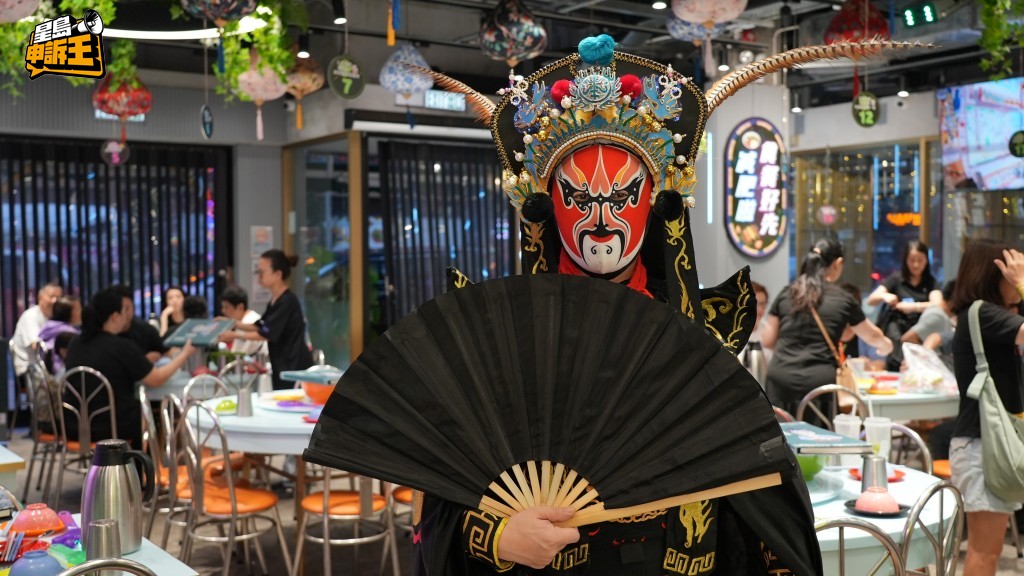 老闆娘朱小姐提及，「四川變臉」這一中國傳統表演可以試著帶到香港，讓大家感受到新奇。