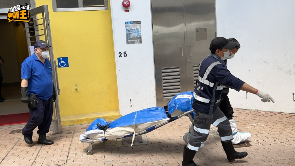 仵工移走26歲姓冼女死者遺體。 仵工移走26歲姓冼女死者遺體。