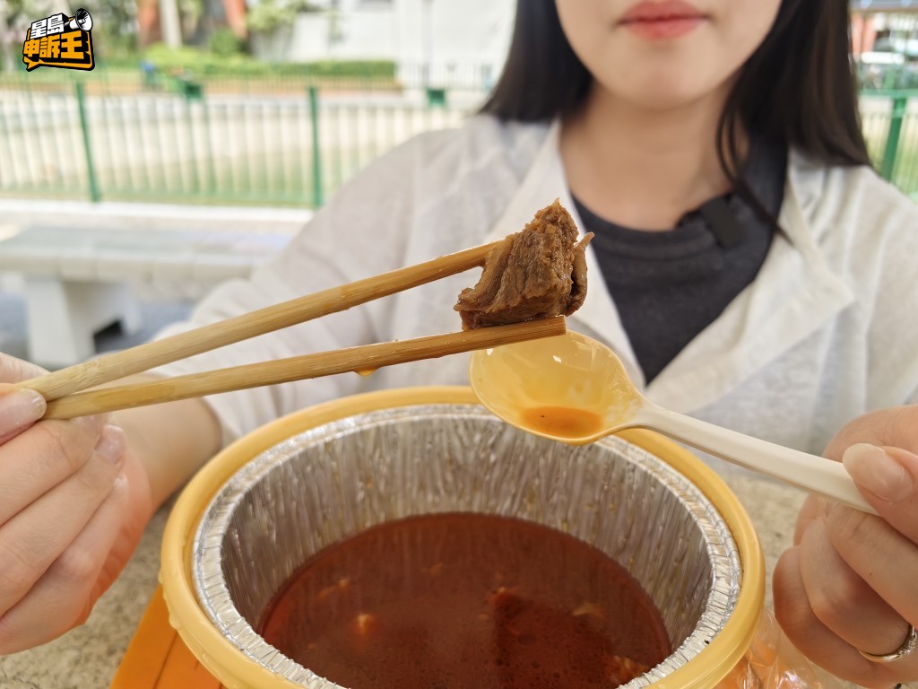 至於店家標榜的招牌紅燒牛肉麵，與市面常見的台式大塊牛肉不同。