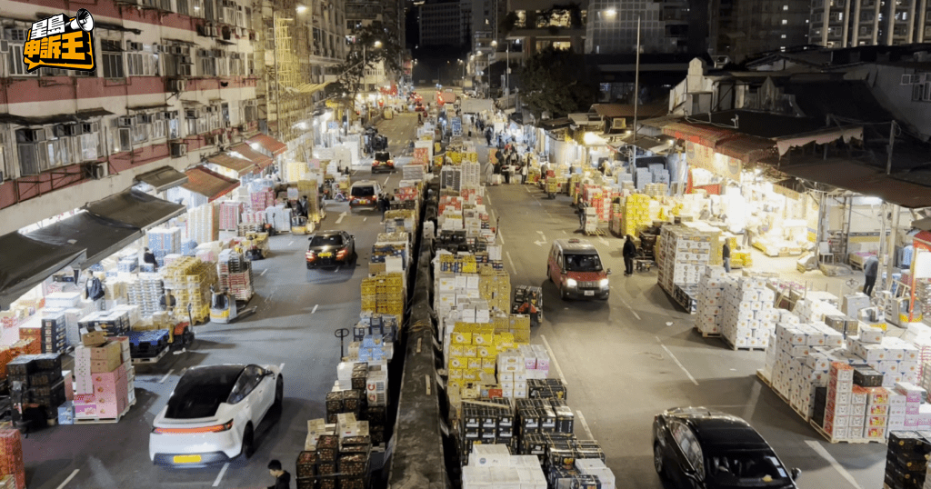 油麻地果欄在晚上9時左右，一箱箱生果開始卸貨。